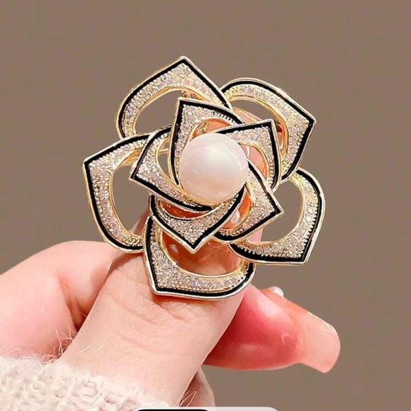 Elegant Gold and Cream Flower Brooch - Picture 3 of 5